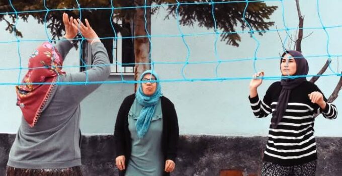 Aksaray VOLEYBOL Sporunu çok ciddi şekilde sahiplendi. Bunlarda, ”ŞALVARLI SULTANLAR”